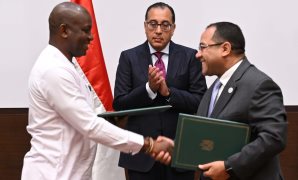 رئيس الوزراء يلتقى وزير الإدارة العامة والشئون السياسية بدولة سيراليون