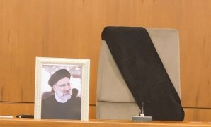 مقعد الرئيس الإيرانى يتشح بالسواد فى أول اجتماع حكومى بعد وفاته