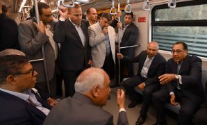رئيس الوزراء يستقل مترو الأنفاق من محطة جامعة القاهرة