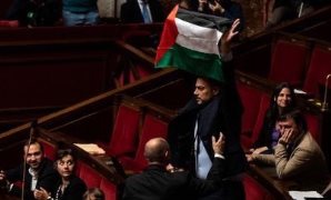 رغم حملة التشويه.. إعادة انتخاب النائب الفرنسي صاحب رفع علم فلسطين في برلمان فرنسا