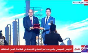 الرئيس السيسى: بفضل الله ثم بوحدة الشعب كله قادرون على تجاوز التحديات