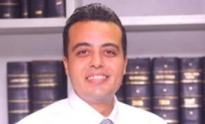 "الدولرة" بين التجريم والتأثيم..  المشرع جرمها بعقوبات تصل للسجن 10 سنوات وغرامة 5 ملايين جنيه للبيع والشراء بالعملة الأجنبية.. ودار الإفتاء حرمها.. وخبير يكشف الألاعيب في السوق المصرية