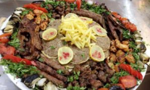عيد الأضحى وسبوبة "المنيمم تشارج" لفرض الأتاوات.. محظور بالمطاعم وفقًا للقانون إلا فى هذه الحالة.. وأصحاب المحلات والكافيهات يستغلون الازدحام لزيادة الأسعار.. وجهاز حماية المستهلك يتصدى لها بالحبس والغرامة