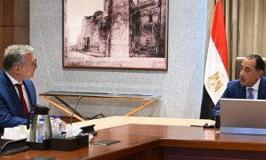 رئيس الوزراء ووزير البترول في اجتماع اليوم