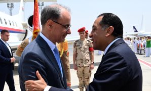 رئيس الوزراء يستقبل رئيس وزراء صربيا بمطار القاهرة الدولي 