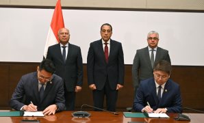 "حديث الساعة.. الطائرات المسيرة".. السلاح الأشهر فى الحرب بين إسرائيل وإيران.. سلاح خطير ينتهك سيادة الدول ويخترق الحدود.. الطائرات بدون طيار أداة خطيرة ومتطورة لتحقيق الأهداف غير المشروعة للدول والتنظيمات