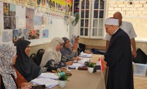 رئيس مجلس النواب  يدلى بصوته فى انتخابات مجلس الشيوخ  بلجنته فى  النزهة