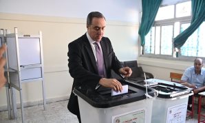 المستشار أحمد مناع الأمين العام لمجلس النواب يدلي بصوته في انتخابات مجلس الشيوخ