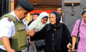 الشرطة النسائية تساعد السيدات من كبار السن للإدلاء بأصواتهن فى لجان الهرم
