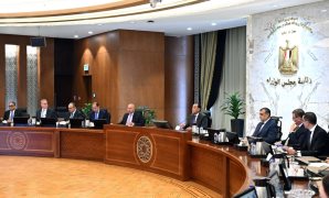 الشرطة النسائية تساعد السيدات من كبار السن للإدلاء بأصواتهن فى لجان الهرم