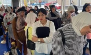 احتشاد المواطنين أمام لجان مدرسة أحمد شعبان بالطالبية مع الساعات الأولى للتصويت.. والسيدات يتصدرن المشهد..صور