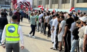 الشرطة النسائية تساعد السيدات من كبار السن للإدلاء بأصواتهن فى لجان الهرم