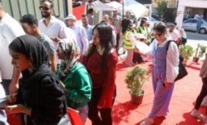احتشاد المواطنين أمام لجان مدرسة أحمد شعبان بالطالبية مع الساعات الأولى للتصويت.. والسيدات يتصدرن المشهد..صور