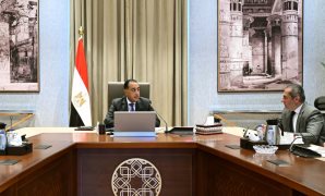 طوابير الشباب تمتد لأمتار أمام لجان الوراق الثانوية بنات للمشاركة في انتخابات الشيوخ 2025..صور