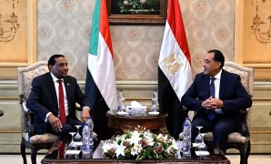 رئيس الوزراء يستقبل نظيره السودانى بمطار القاهرة الدولى