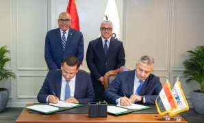 باستثمارات 4.2 مليون دولار.. "اقتصادية قناة السويس" توقع عقد مشروعين ساحات إيداع جمركي للحاويات