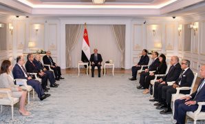 الناخبون يدلون بأصواتهم فى جولة الإعادة داخل 5 محافظات بانتخابات مجلس الشيوخ.. القضاة يتسلمون بطاقات الاقتراع ويتوجهون إلى اللجان لفتح الصناديق.. 136 سفارة فى الخارج تنتهى من الفرز وترسل النتائج اليوم