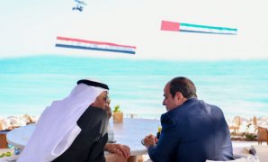 أجواء ودية تجمع الرئيسين السيسى ومحمد بن زايد على مائدة إفطار بالعلمين.. صور 