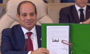 الرئيس السيسى وترامب يتوسطان صورة تذكارية لقادة قمة شرم الشيخ للسلام