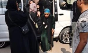 سيدة عجوز تدلى بصوتها فى انتخابات مجلس النواب بالدقى