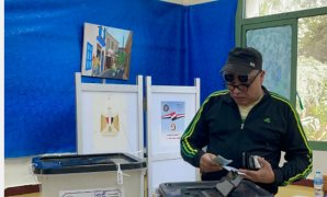 زحام السيدات وكبار السن أمام لجان منشأة القناطر فى انتخابات النواب