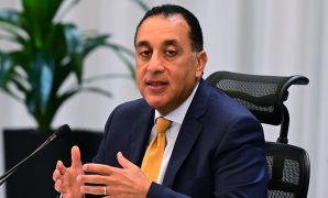 زحام السيدات وكبار السن أمام لجان منشأة القناطر فى انتخابات النواب