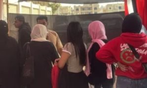 اصطفاف المواطنين أمام لجان الهرم والعمرانية بالجيزة.. إقبال كبير في انتخابات النواب 2025