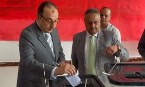 بأعلام مصر وصور الرئيس السيسى.. تجمعات للناخبين بمحيط لجان مدرسة بمصر الجديدة