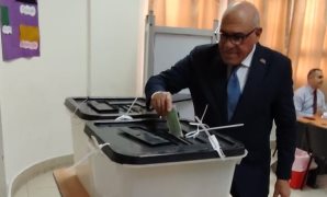 بأعلام مصر وصور الرئيس السيسى.. تجمعات للناخبين بمحيط لجان مدرسة بمصر الجديدة