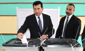 بأعلام مصر وصور الرئيس السيسى.. تجمعات للناخبين بمحيط لجان مدرسة بمصر الجديدة