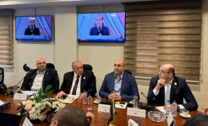 أيادى العون.. الشرطة تساعد كبار السن فى اللجان الانتخابية بالجمالية