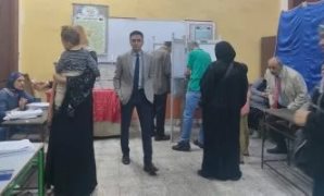 الناخبون يصطحبون أبناءهم خلال عملية التصويت فى عين شمس والمطرية