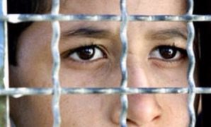 بعد اقتراح إجراء تعديل قانون الطفل.. مفاجأة.. أمريكا لا تطبق اتفاقية حقوق الطفل.. وهي الدولة الوحيدة في العالم لا تزال تحكم على الأحداث بالمؤبد.. وخبير يُجيب على إشكاليات تعديل سن الحدث بقانون الطفل والكيفية