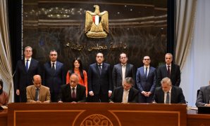 جانب من التوقيع