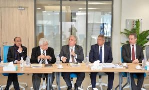 هل يجوز مد الخدمة للأطباء بعد بلوغ سن المعاش؟ القانون يجيب  