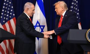 أبرز لقطات لقاء ترامب ونتنياهو.. تبادل الإطراء بين دونالد و"بيبى".. تحذيرات أمريكية خطيرة لإيران بتوجيه ضربات جديدة.. المرحلة الثانية من اتفاق غزة لا تزال معلقة.. وجائزة سلام إسرائيلية خاصة للرئيس الأمريكى