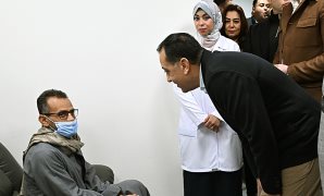 رئيس الوزراء يسلم عقود الوحدات السكنية بمشروع30 عمارة سكنية بمدينة الطود