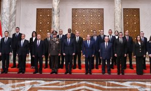 الرئيس السيسى يشهد أداء التشكيل الحكومى الجديد اليمين الدستورية.. والفريق أشرف زاهر وزيرا للدفاع والإنتاج الحربى.. إلغاء وزارة قطاع الأعمال العام.. والرئيس يؤكد على تحقيق الجدارة وضمان كفاءة الأداء فى المؤسسات