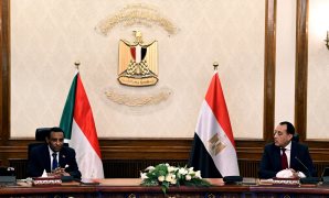 خلال استقباله رئيس وزراء السودان بحضور مصطفى مدبولى.. الرئيس السيسى يؤكد موقف مصر الثابت في دعم استقرار السودان ووحدة أراضيه.. ويثمّن انعقاد اللجنة التنسيقية العليا لموضوعات المياه برئاسة رئيسي وزراء البلدين