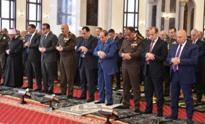 الرئيس السيسى يؤدى صلاة الجمعة بمسجد المشير طنطاوى تزامنًا مع احتفالات العاشر من رمضان.. الرئيس السيسى يهنئ القوات المسلحة ويشيد بدورها فى حماية الأمن القومى.. ويوجه التحية لأرواح الشهداء الأبرار