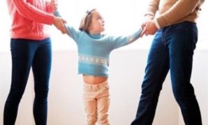 سن الحضانة بين المذاهب الفقهية وقانون الأسرة.. 7 سنوات للذكور والإناث حتى تحيض عند الأحناف.. والبلوغ للذكور عند المالكية والإناث حتى تتزوج.. و7 سنوات للذكور والإناث عند الشافعية و"الحنابلة" مع اختلاف التخيير