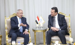 بمناسبة الذكرى الرابعة والأربعين لتحرير سيناء وبحضور وزير الدفاع وقادة القوات المسلحة وكبار رجال الدولة.. الرئيس السيسى يضع أكاليل الزهور على النصب التذكارى لشهداء القوات المسلحة وقبر الرئيس الراحل السادات