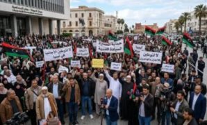صورة مولدة بالذكاء الاصطناعى لاحتجاجات مواطنين ليبيين على توطين الأجانب