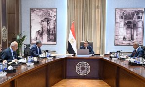 أيمن محسب: التصعيد فى لبنان وتهديد الملاحة بهرمز ينذران بتداعيات خطيرة