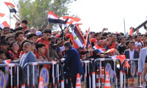 آلاف الجماهير ونجوم الفن والسياسة ينتظرون طائرة المنتخب بمطار العلمين الجديدة.. صور