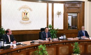 رئيس الوزراء يستعرض الموقف التنفيذي لمشروع مبني الركاب (٤) بمطار القاهرة الدولي 