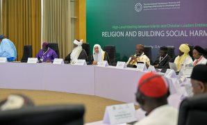 الأمين العام لرابطة العالم الإسلامي يشهد توقيع حزمة اتفاقيات بين القيادات الإسلامية والمسيحية في نيجيريا