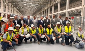رئيس الوزراء يلتقط صورة تذكارية مع العاملين بمونوريل غرب النيل 