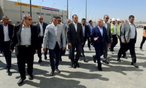 رئيس الوزراء يلتقط صورة تذكارية مع العاملين بمونوريل غرب النيل 