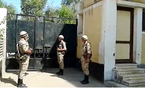 أفراد قوات مسلحة أمام لجان انتخابية "أرشيفية"
